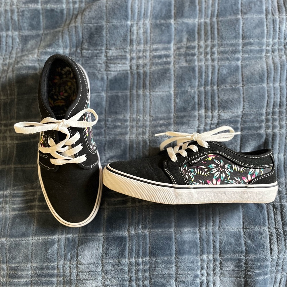 Black and White Sneakers with Retro Low-Top Design